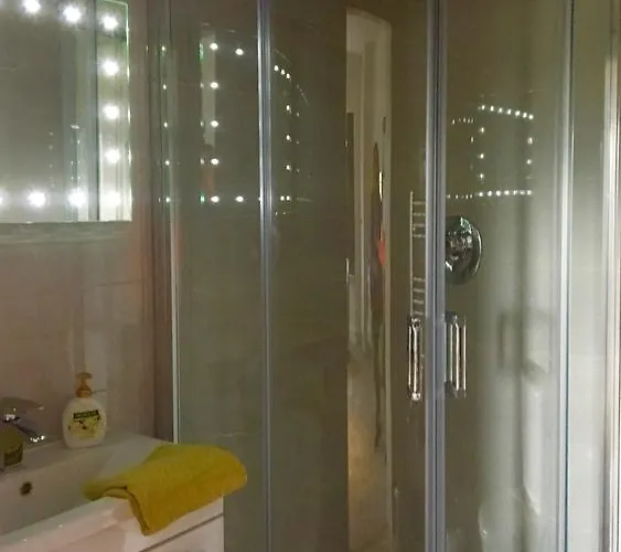 Hazelbrook בית הארחה 3*